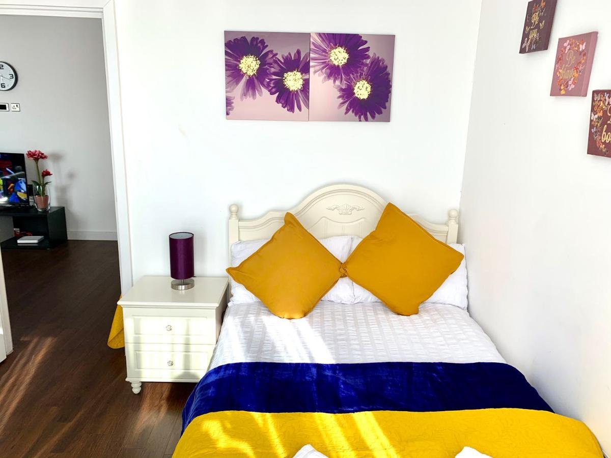 2-Bedrooms Modern Apartment Next To Velodrome, Lounge, Balcony, Parking, Abba Apartment London