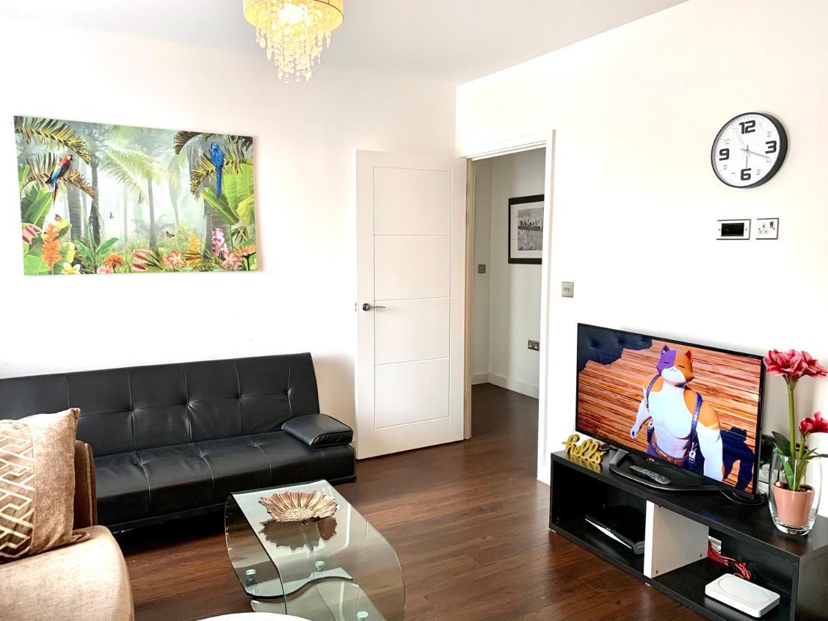 2-Bedrooms Modern Apartment Next To Velodrome, Lounge, Balcony, Parking, Abba London