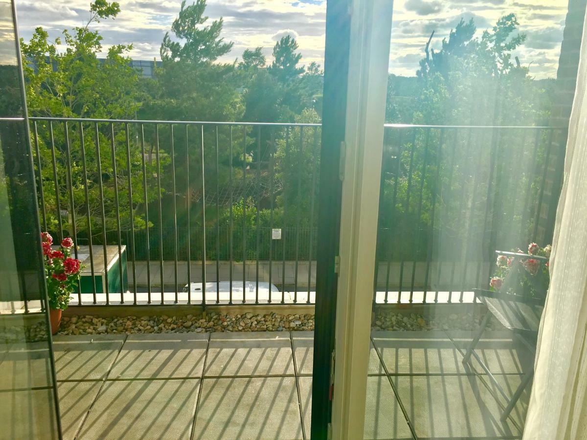 2-Bedrooms Modern Apartment Next To Velodrome, Lounge, Balcony, Parking, Abba London