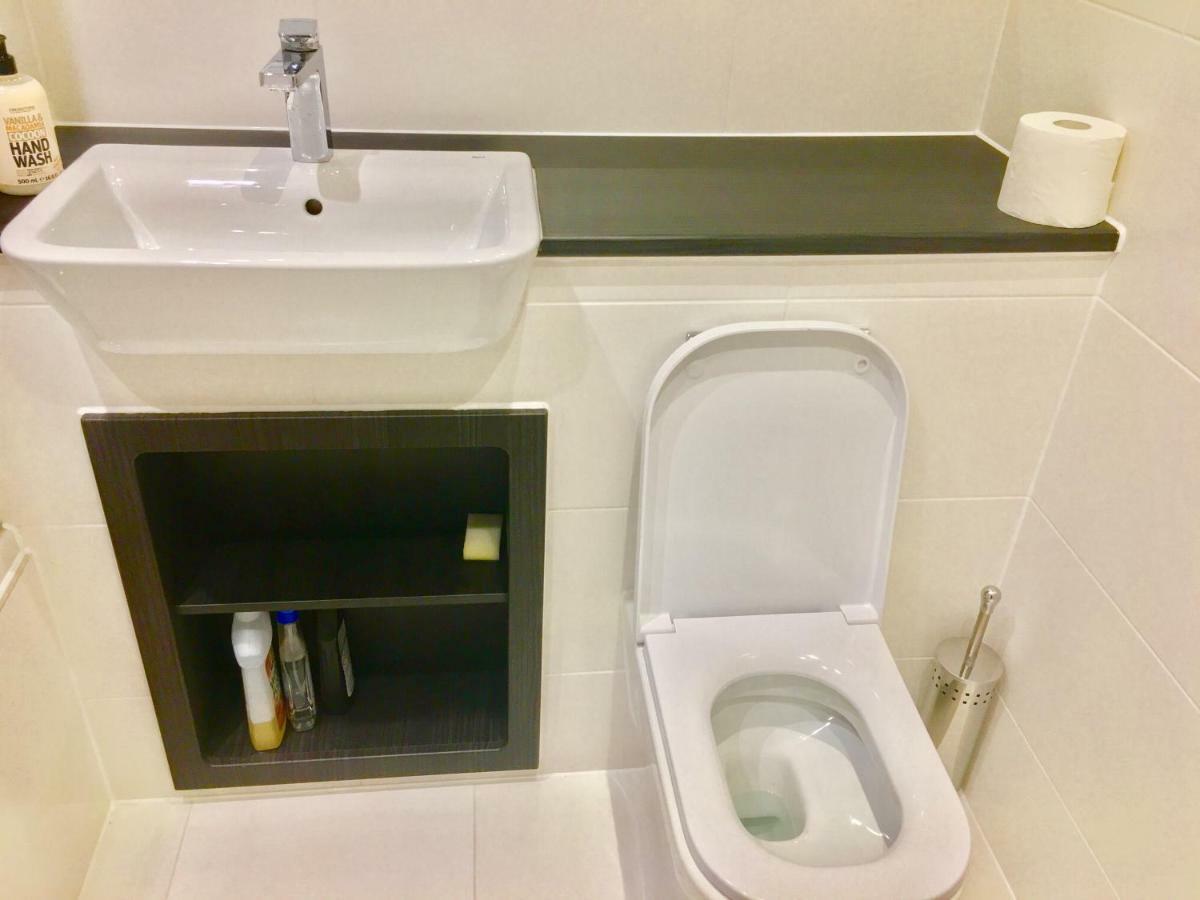 2-Bedrooms Modern Apartment Next To Velodrome, Lounge, Balcony, Parking, Abba Londres