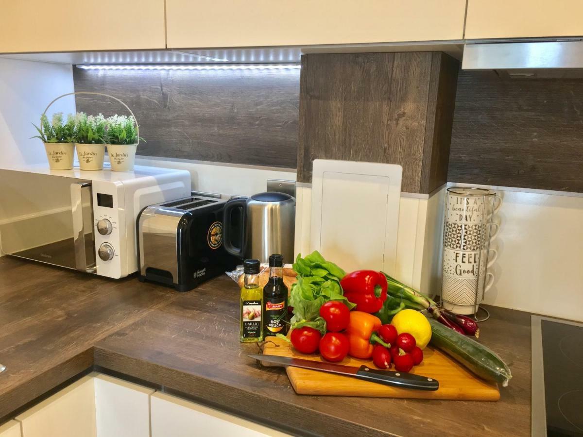 2-Bedrooms Modern Apartment Next To Velodrome, Lounge, Balcony, Parking, Abba Londres