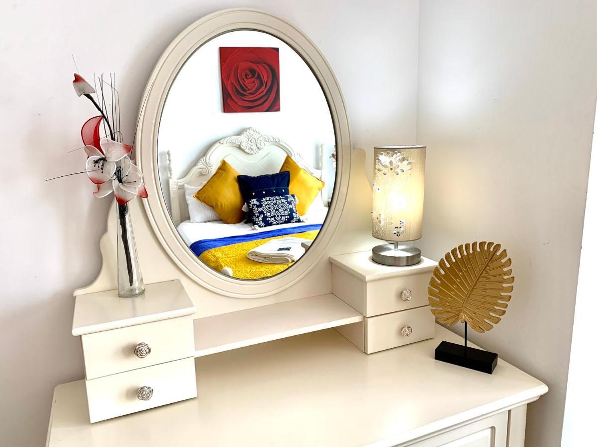 2-bedrooms Modern Next To Velodrome, Lounge, Balcony, Parking, Abba * Londra